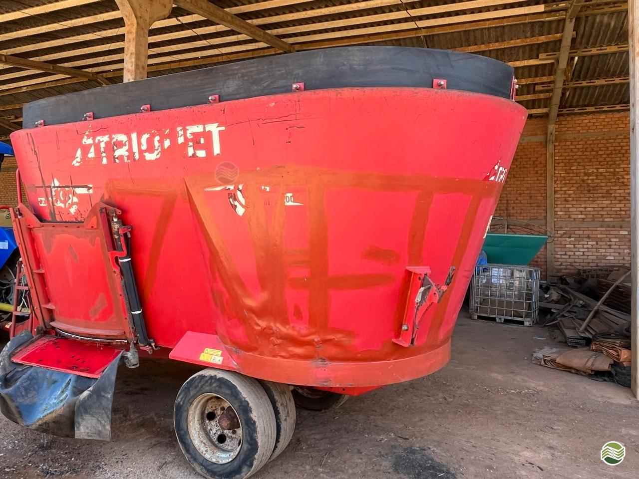 IMPLEMENTOS AGRICOLAS VAGAO FORRAGEIRO VAGÃO MISTURADOR Pedrinho Tratores CASTRO PARANÁ PR